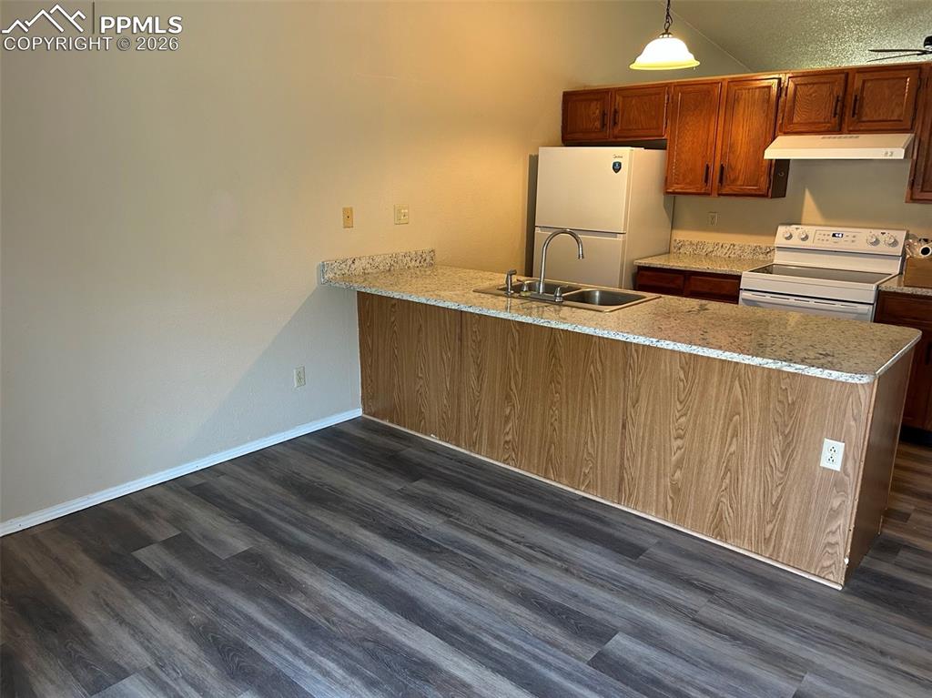 Image 4 of 11: Kitchen