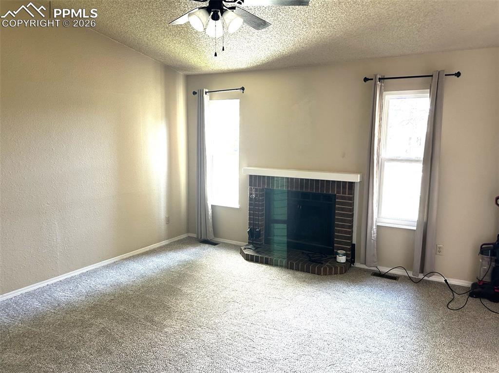 Image 5 of 11: Living Room