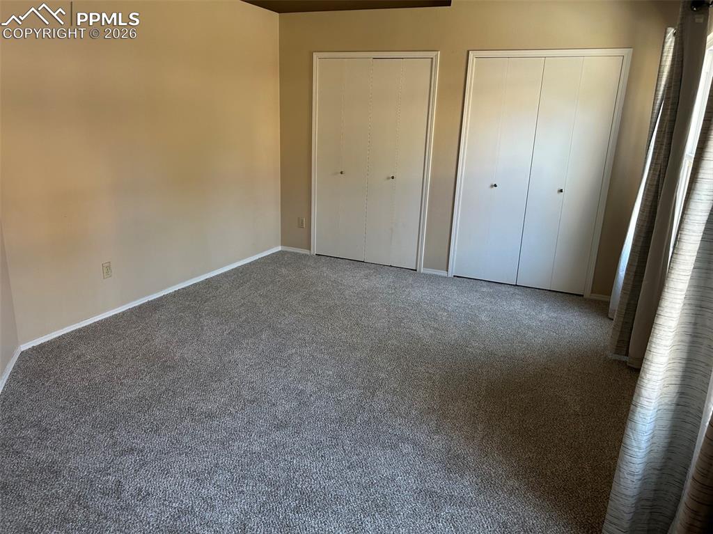 Image 6 of 11: Bedroom