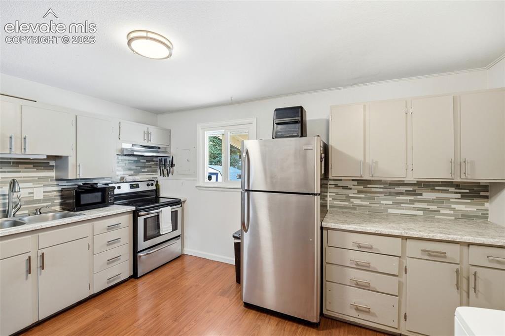 Image 10 of 34: Kitchen
