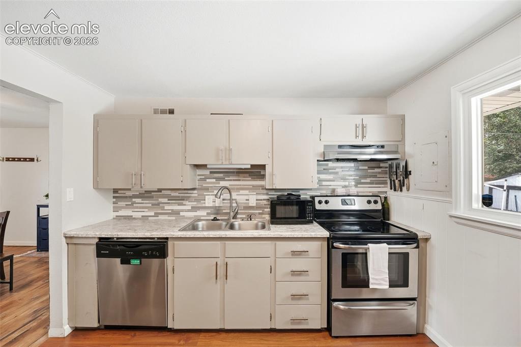 Image 11 of 34: Kitchen