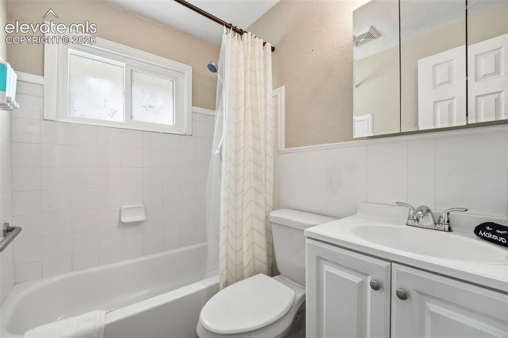 Image 15 of 34: Bathroom