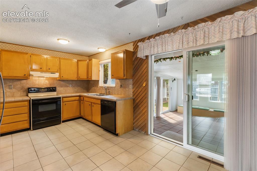 Image 16 of 44: Kitchen