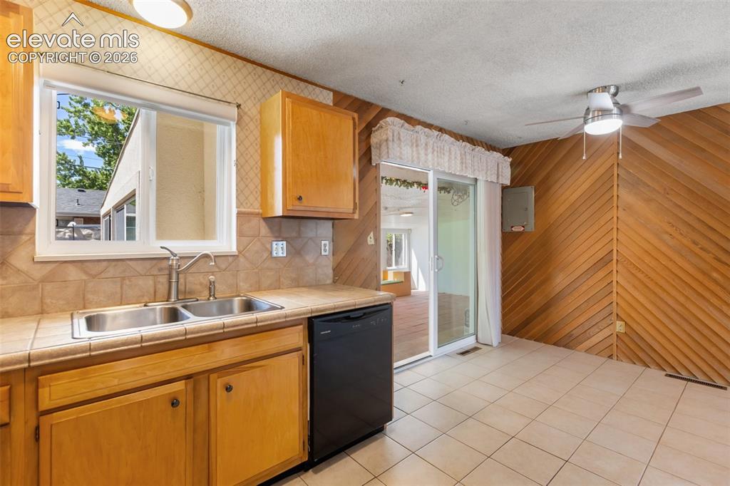 Image 17 of 44: Kitchen