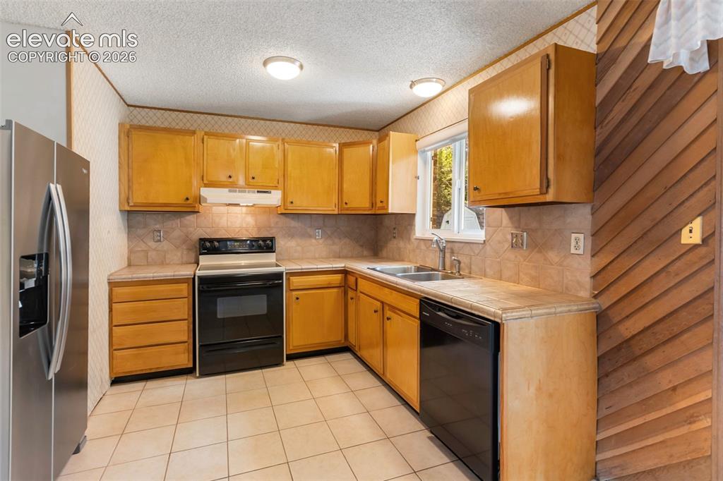 Image 18 of 44: Kitchen