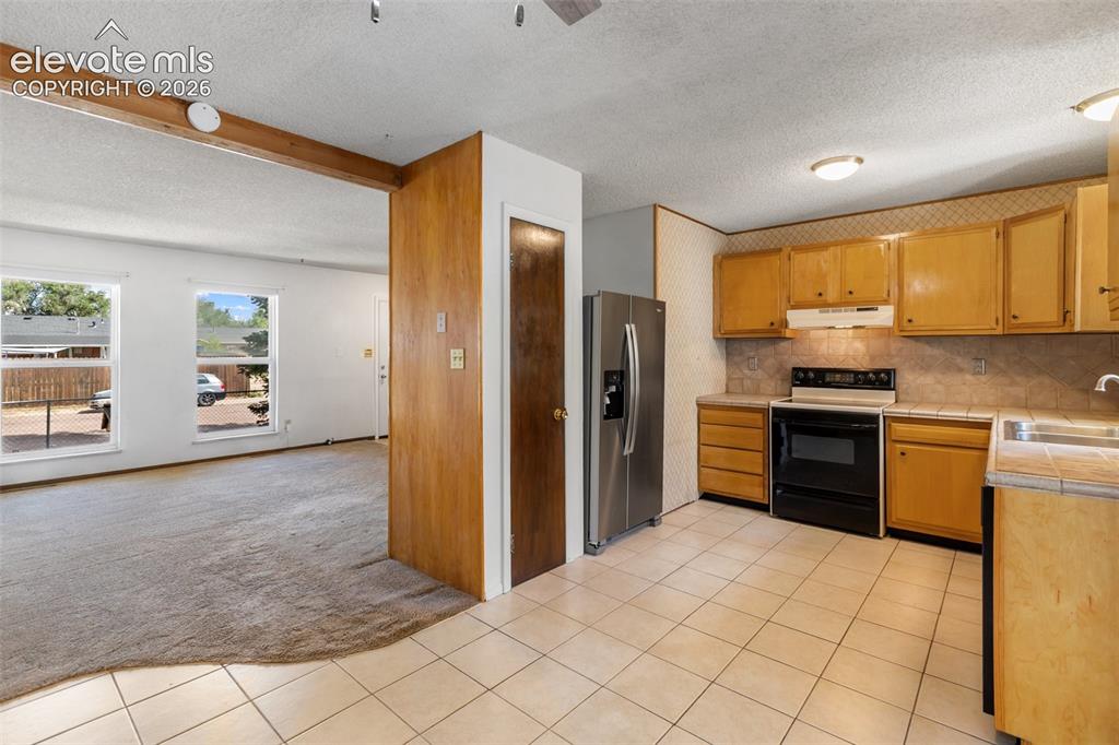 Image 19 of 44: Kitchen