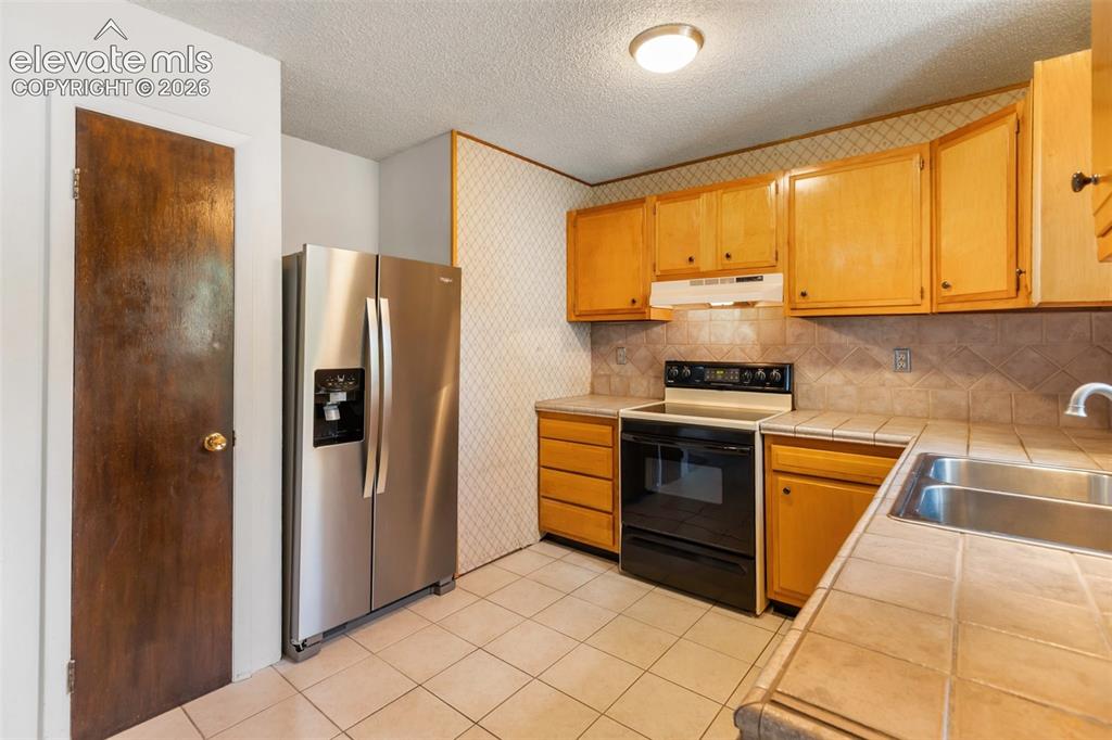 Image 20 of 44: Kitchen