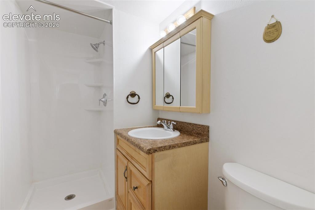 Image 37 of 44: Bathroom