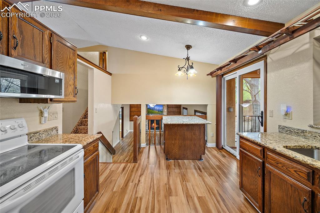 Image 14 of 50: Kitchen