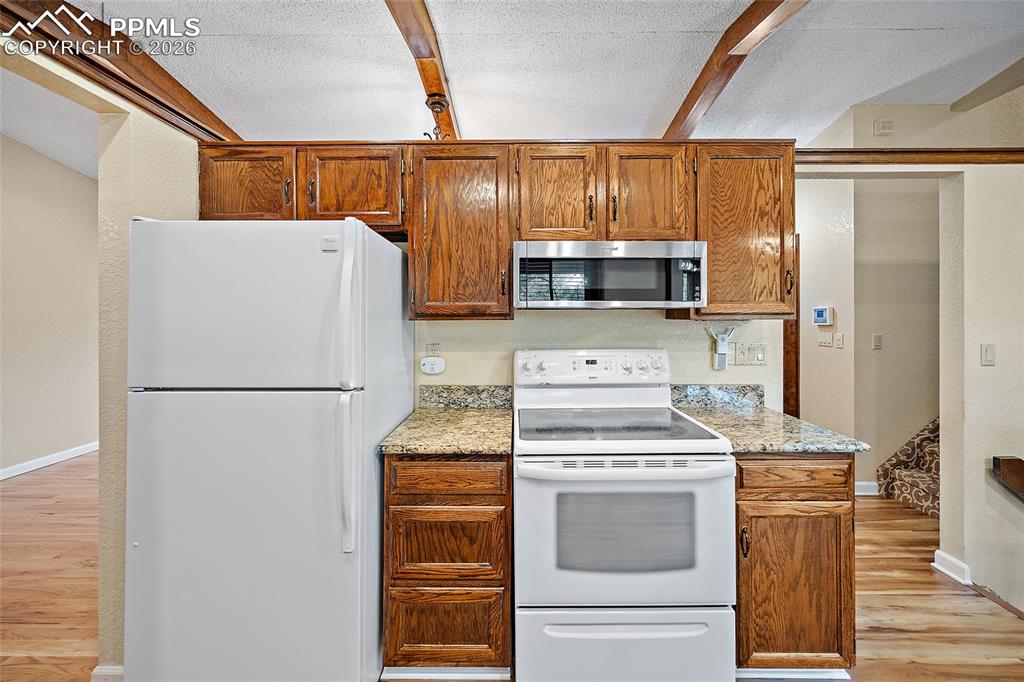 Image 15 of 50: Kitchen