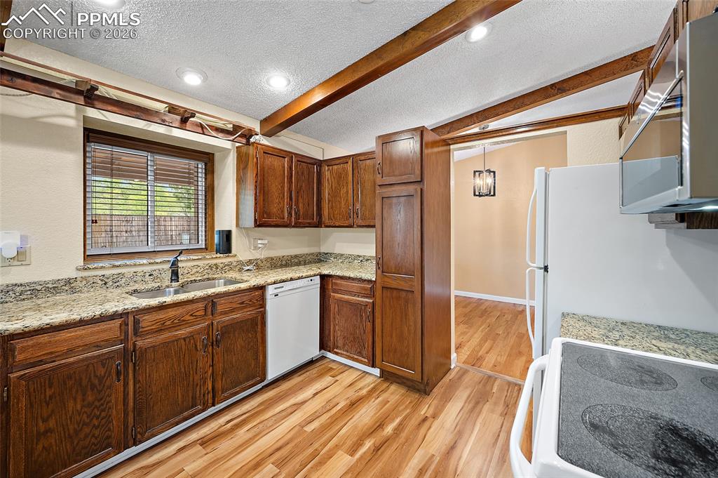 Image 16 of 50: Kitchen