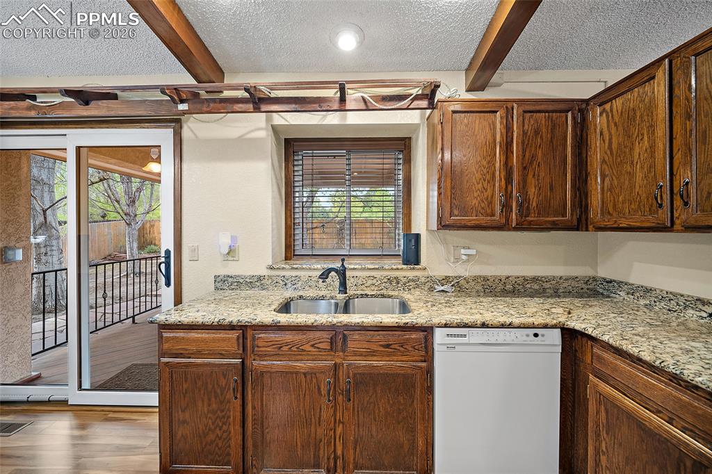 Image 17 of 50: Kitchen