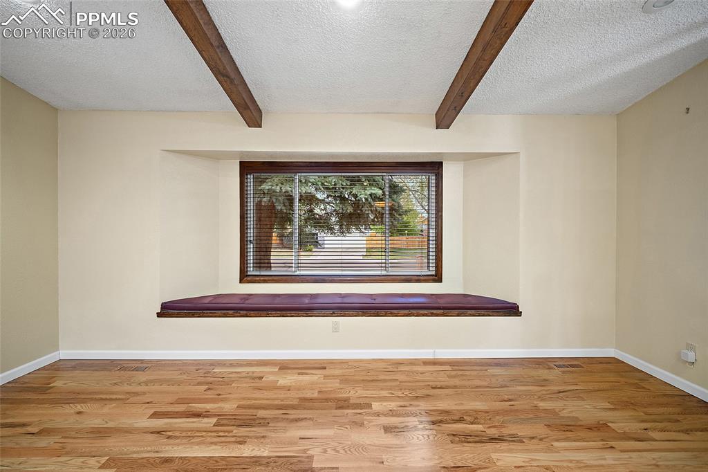 Image 6 of 50: Living Room