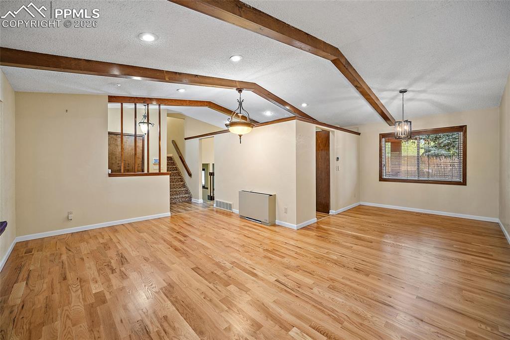 Image 7 of 50: Dining Area