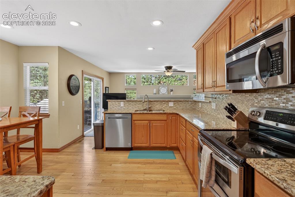 Image 17 of 49: Kitchen