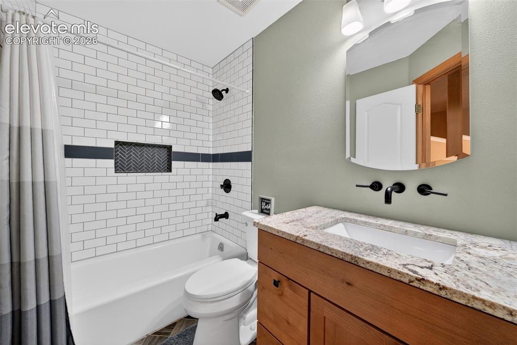Image 32 of 49: Bathroom
