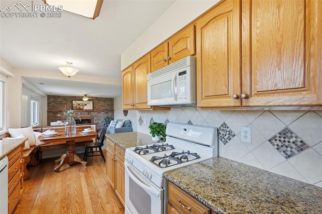 Image 12 of 50: Kitchen