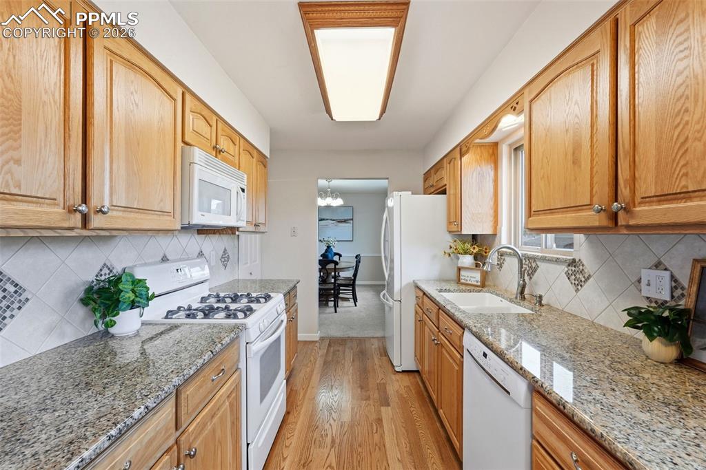 Image 13 of 50: Kitchen