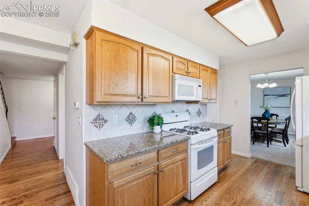 Image 14 of 50: Kitchen