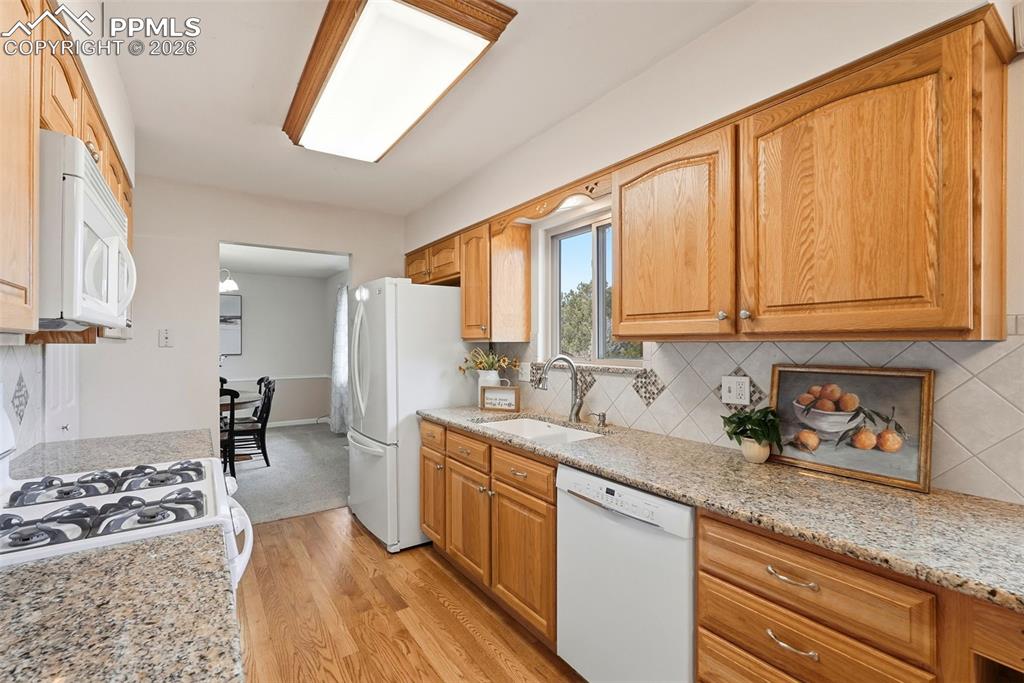 Image 15 of 50: Kitchen