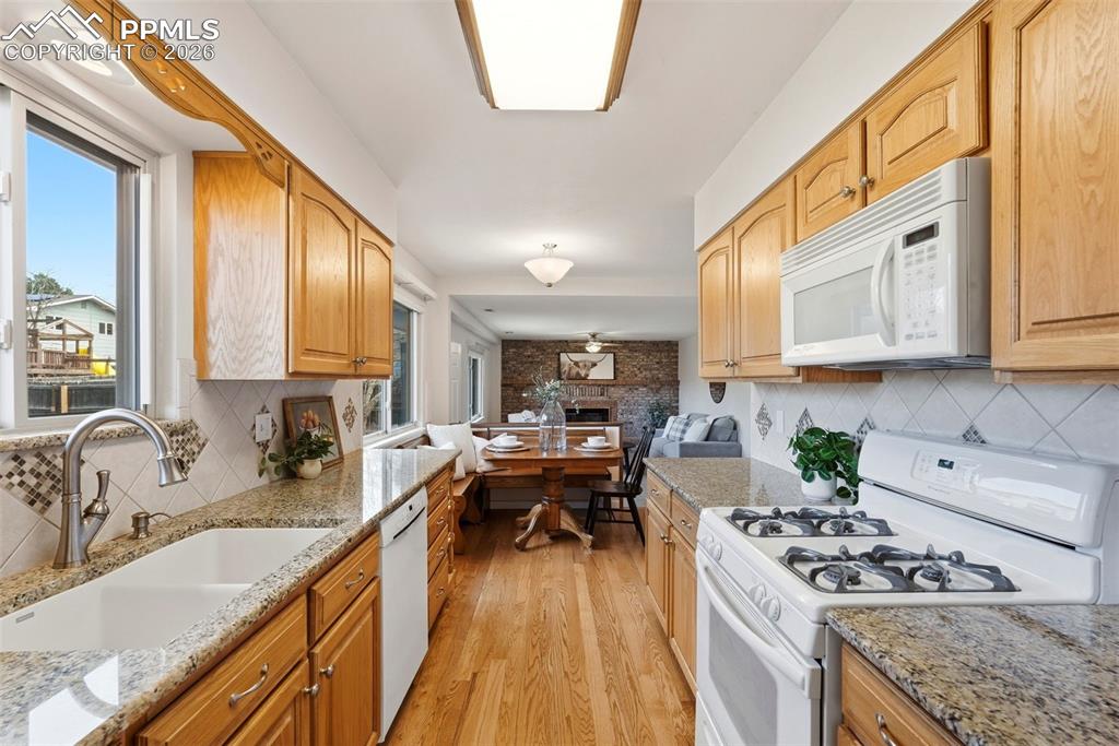 Image 18 of 50: Kitchen