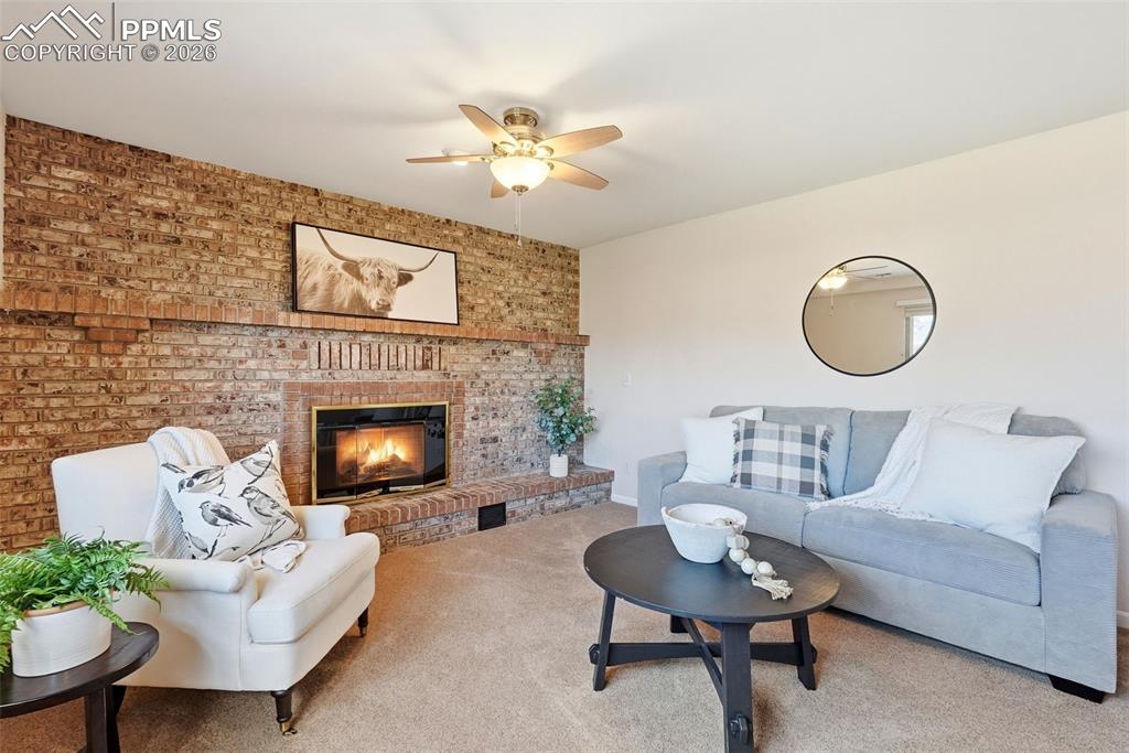 Image 21 of 50: Living Room