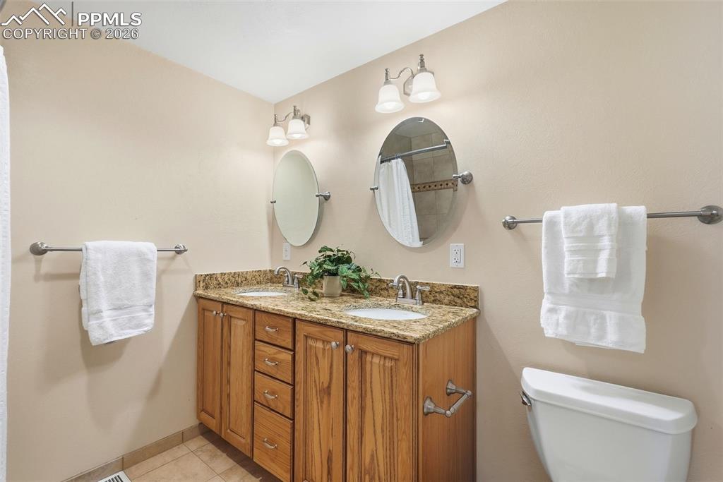 Image 26 of 50: Bathroom