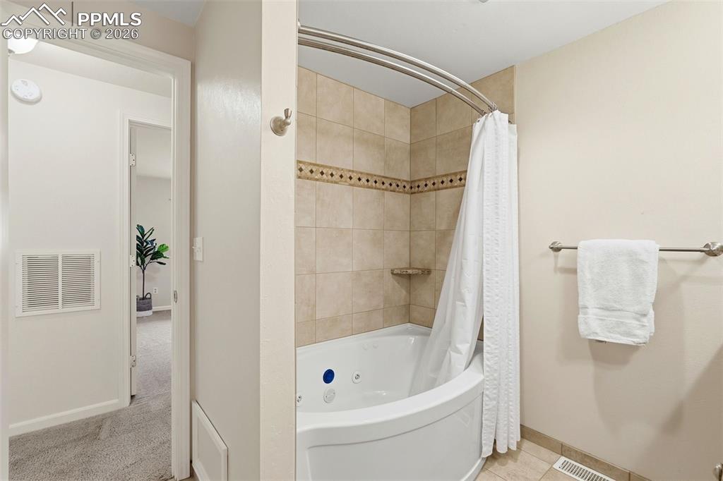 Image 27 of 50: Bathroom