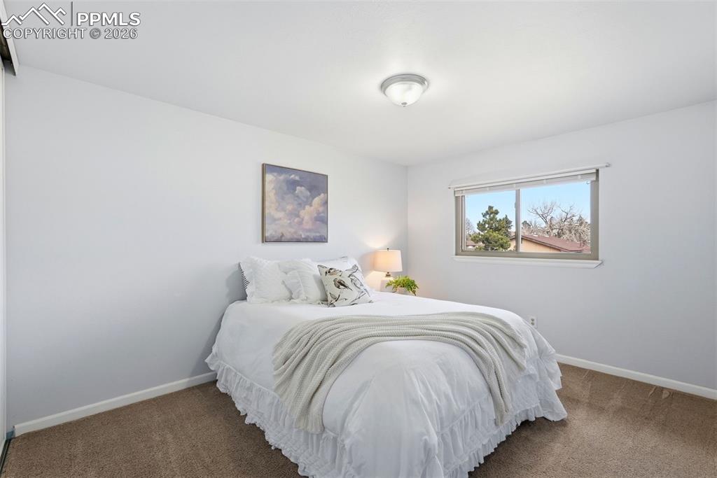 Image 31 of 50: Bedroom