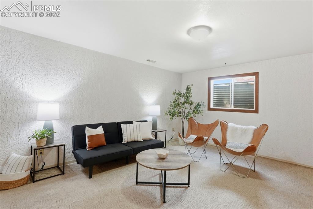 Image 41 of 50: Living Room