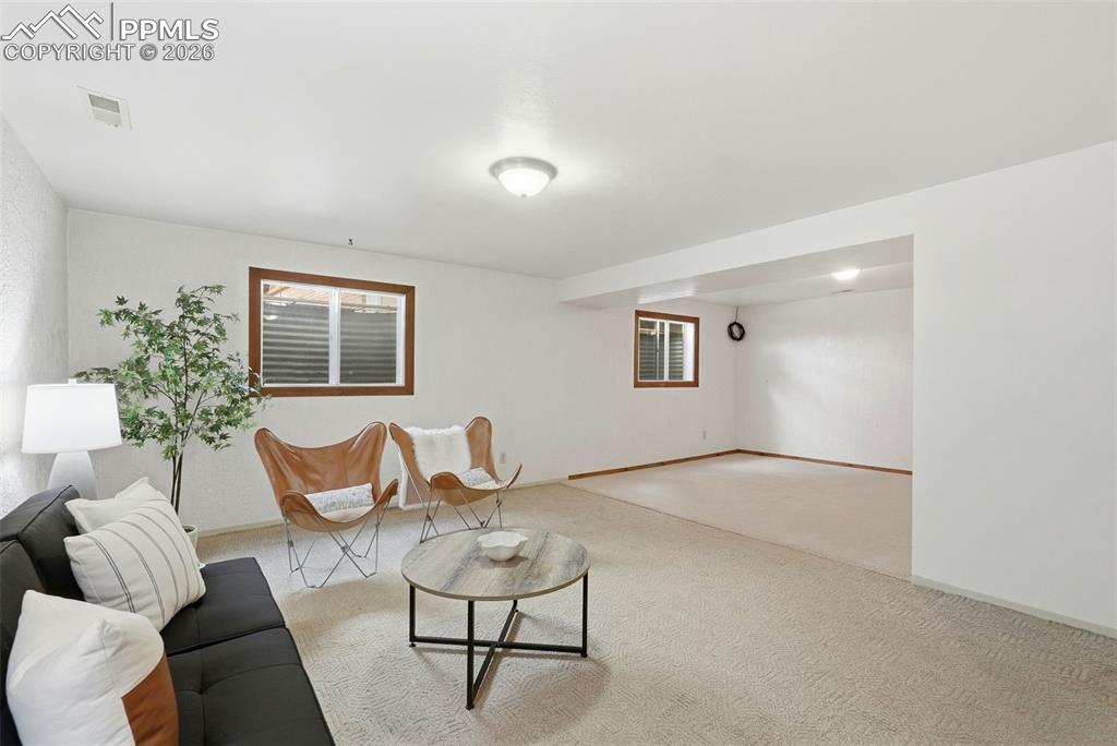 Image 42 of 50: Living Room