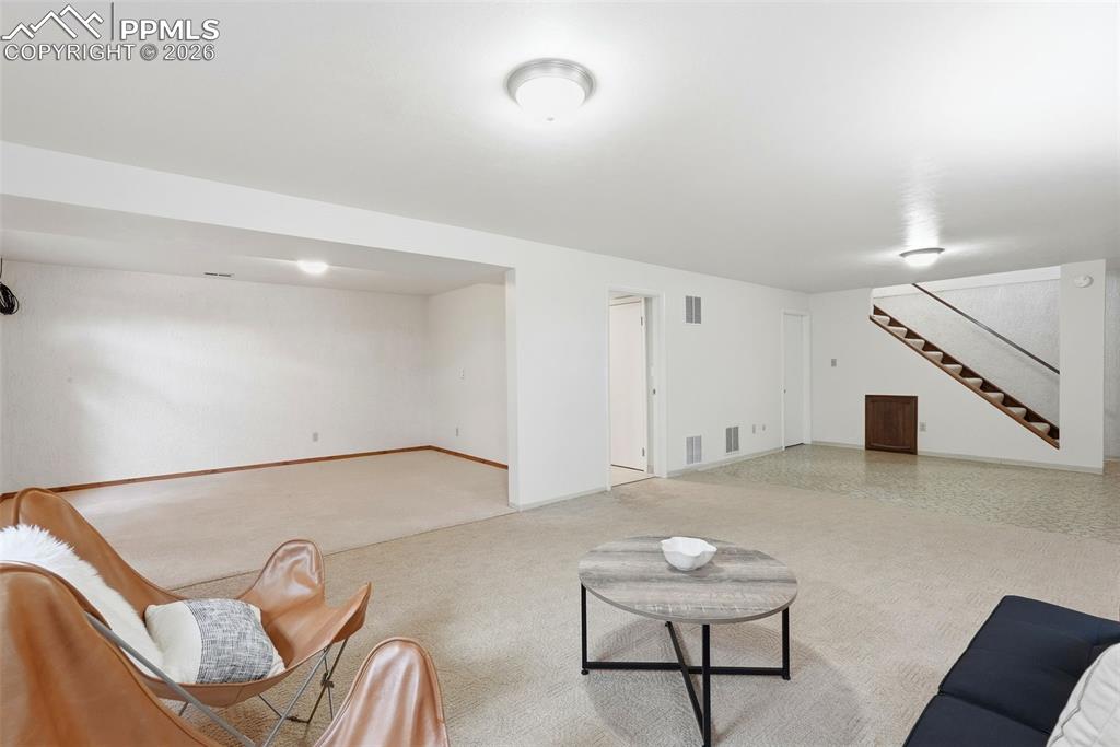 Image 43 of 50: Living Room