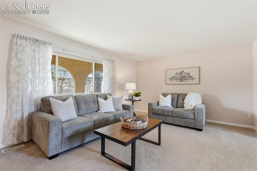 Image 7 of 50: Living Room