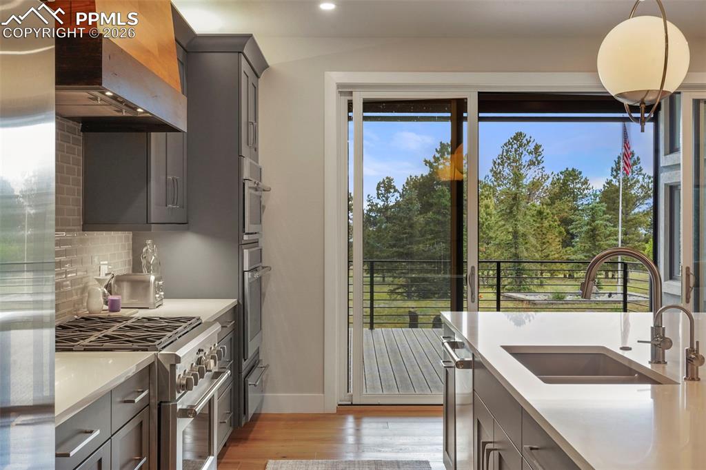 Image 19 of 47: Kitchen