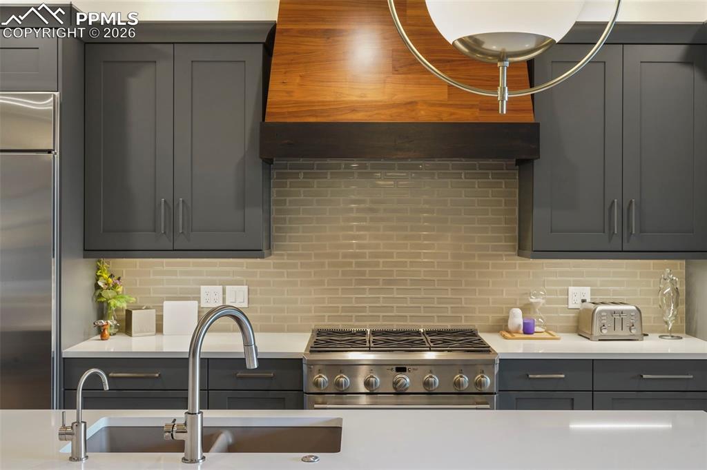 Image 20 of 47: Kitchen