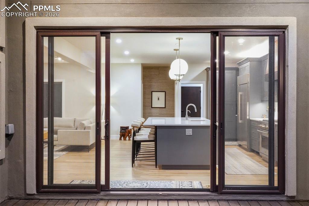 Image 23 of 47: Kitchen