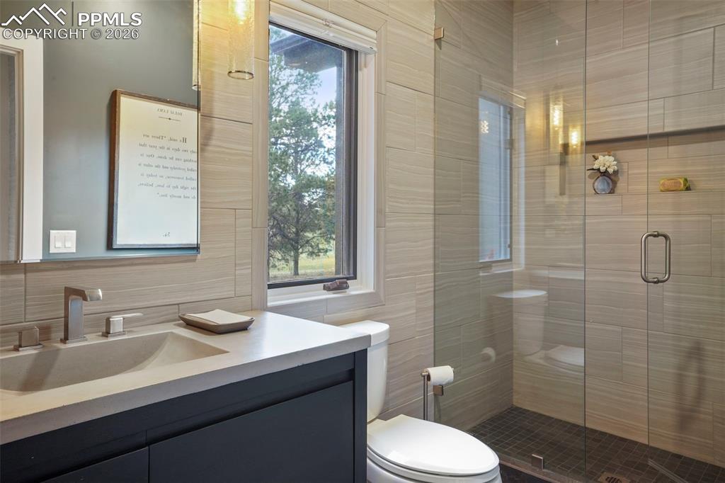 Image 27 of 47: Living Room