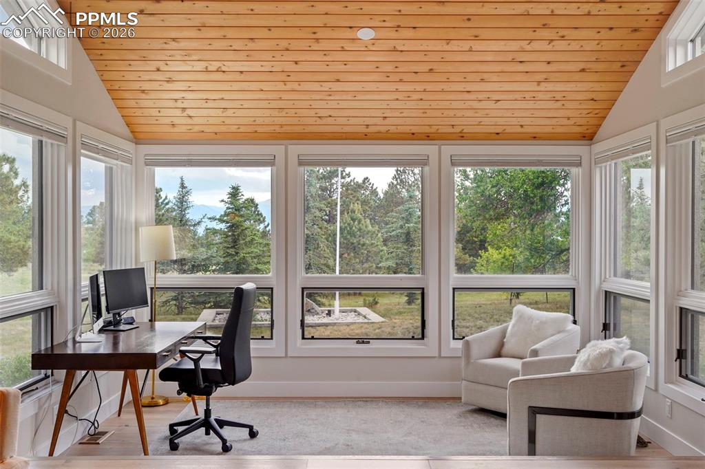 Image 33 of 47: Closet