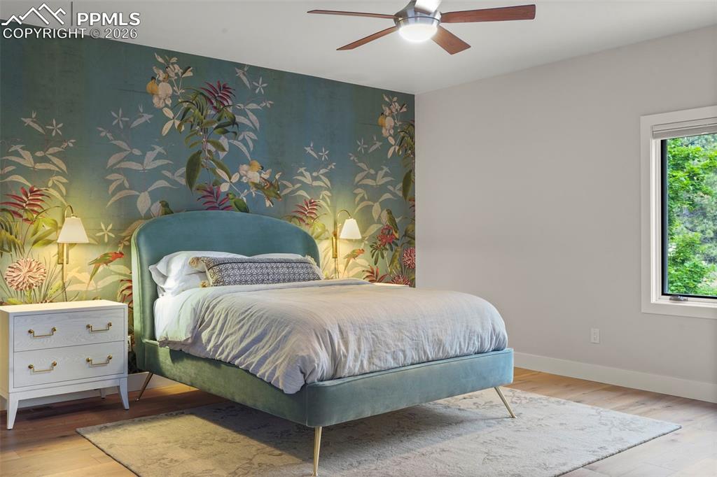 Image 34 of 47: Closet