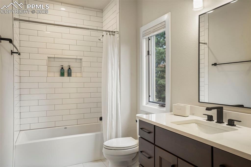 Image 35 of 47: Office