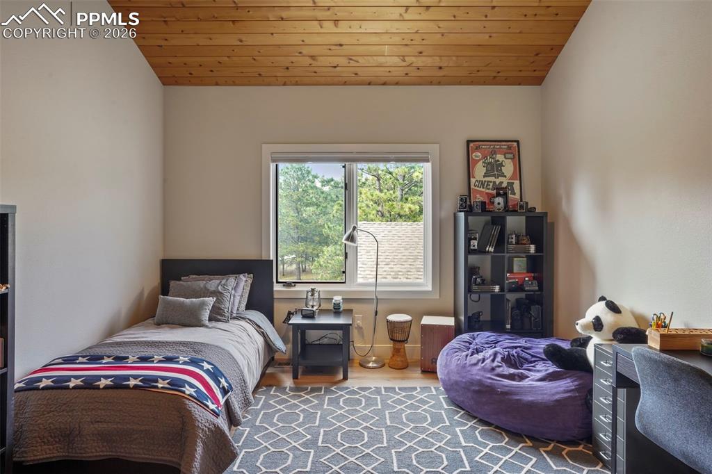 Image 37 of 47: Bathroom