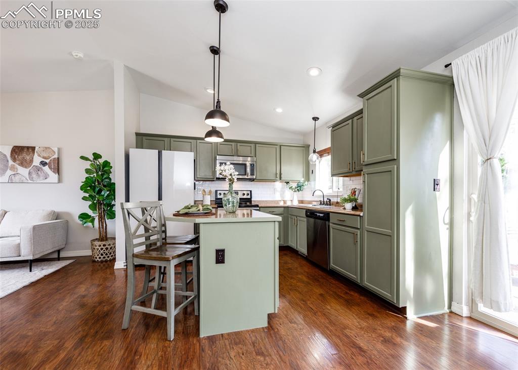 Image 10 of 45: Kitchen