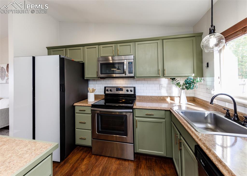 Image 11 of 45: Kitchen