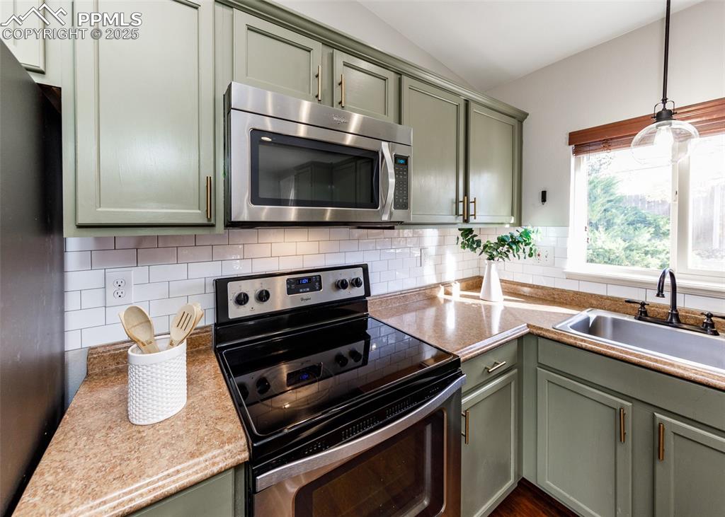 Image 12 of 45: Kitchen