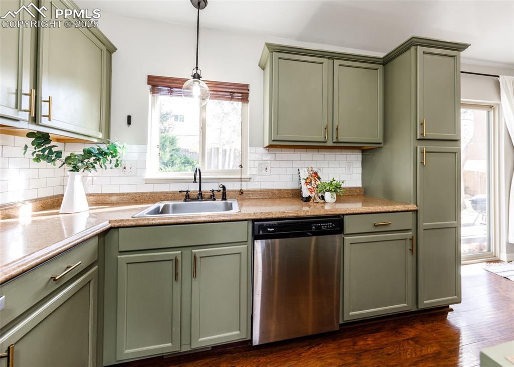 Image 14 of 45: Kitchen