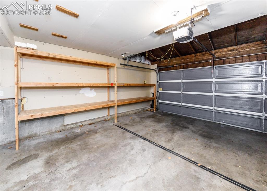 Image 22 of 45: Garage