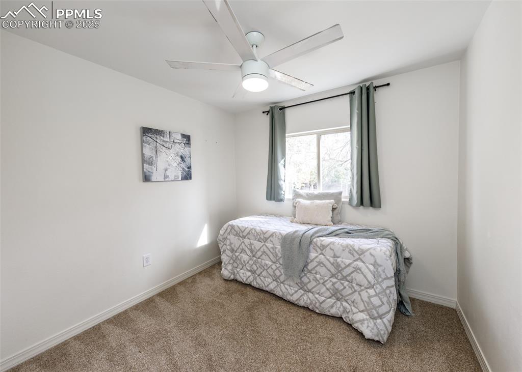 Image 31 of 45: Bedroom