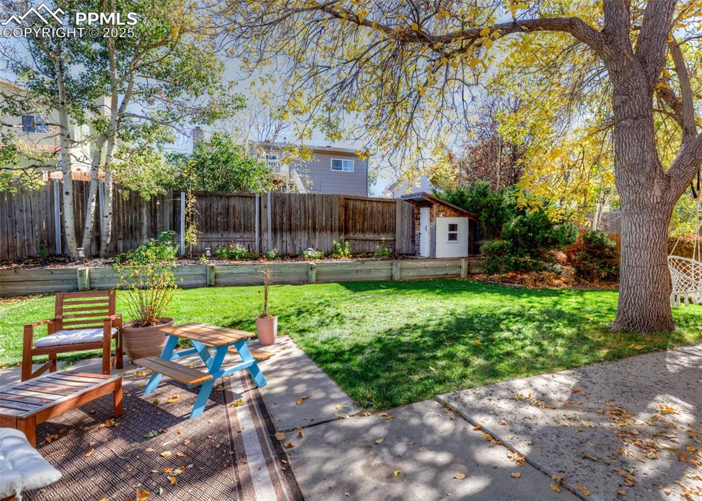 Image 38 of 45: Yard