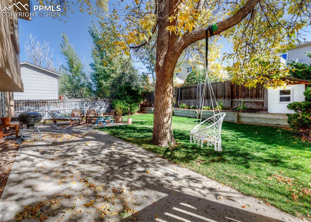 Image 41 of 45: Yard