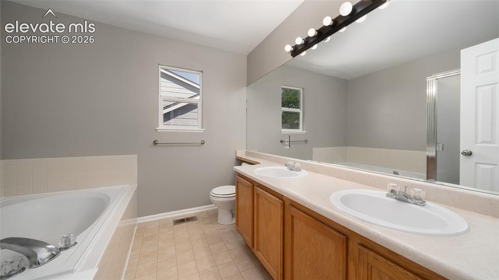Image 17 of 31: Bathroom
